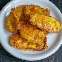 Готовую куриную грудку в кляре выкладываем на бумажное полотенце Готовую куриную грудку в кляре выкладываем на бумажное полотенце