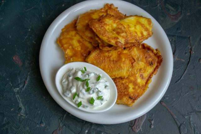 Сочная куриная грудка в кляре на сковороде готова Сочная куриная грудка в кляре на сковороде готова