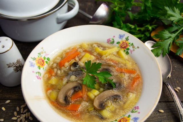 Суп с шампиньонами и перловкой Суп с шампиньонами и перловкой