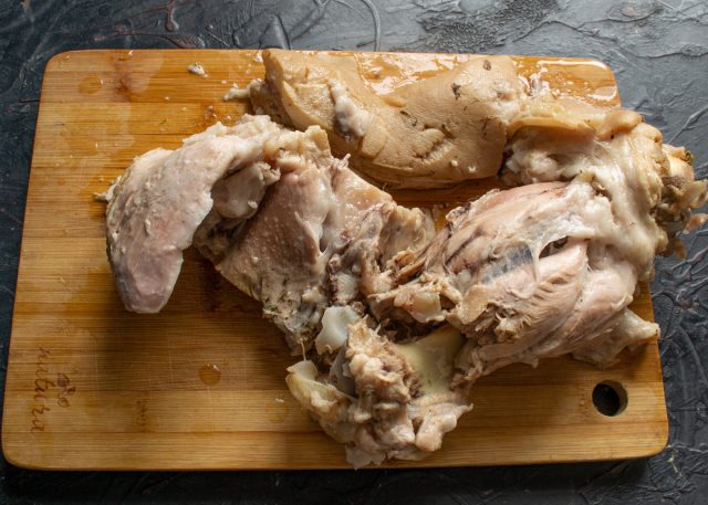 Достаём рульку из кастрюли, отделяем мясо от кости Достаём рульку из кастрюли, отделяем мясо от кости