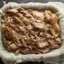 На противень с марлей выкладываем сначала кожу, затем мясо На противень с марлей выкладываем сначала кожу, затем мясо