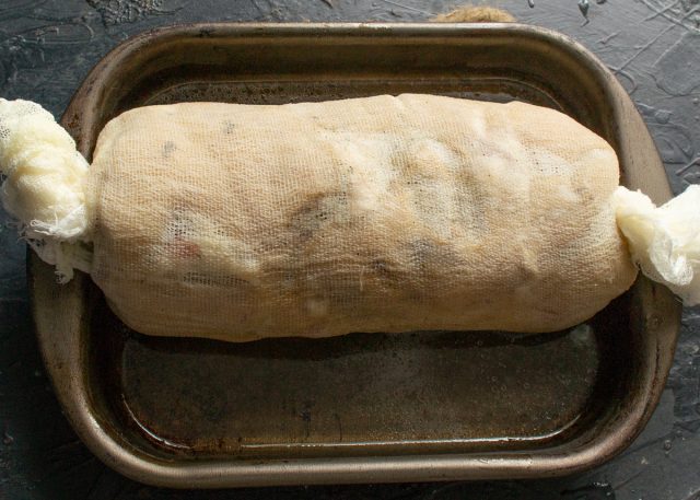 Заворачиваем мясо в марлю, поливаем рулет бульоном и убираем в холодильник на сутки Заворачиваем мясо в марлю, поливаем рулет бульоном и убираем в холодильник на сутки