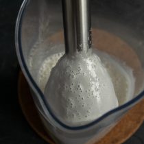 Когда смесь станет белой, можно влить растительное масло Когда смесь станет белой, можно влить растительное масло