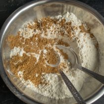 Насыпаем молотую корицу и имбирный порошок, хорошо перемешиваем Насыпаем молотую корицу и имбирный порошок, хорошо перемешиваем