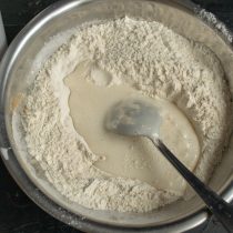 Добавляем аквафабу с сахаром и маслом небольшими порциями, замешиваем тесто Добавляем аквафабу с сахаром и маслом небольшими порциями, замешиваем тесто