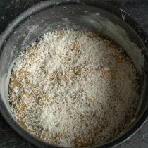 Посыпаем пирог кокосовой стружкой и отправляем в разогретый духовой шкаф Посыпаем пирог кокосовой стружкой и отправляем в разогретый духовой шкаф