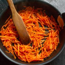 Обжариваем морковь 3-4 минуты, сразу выкладываем на доску и рассыпаем
