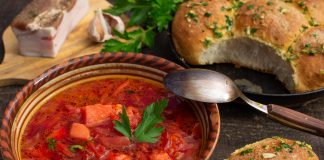 Красный борщ с пампушками с чесноком