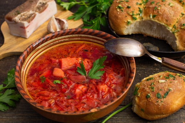 Красный борщ с пампушками с чесноком Красный борщ с пампушками с чесноком