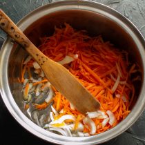 Обжариваем лук с морковкой 10 минут на небольшом огне