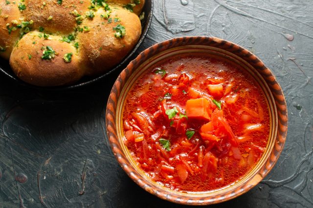 Красный борщ с пампушками с чесноком готов Красный борщ с пампушками с чесноком готов