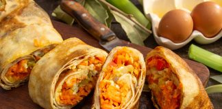 Простой и вкусный блинный рулет с начинкой