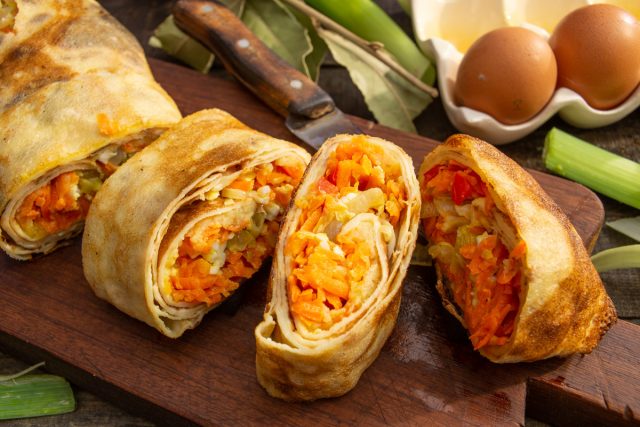 Простой и вкусный блинный рулет с начинкой