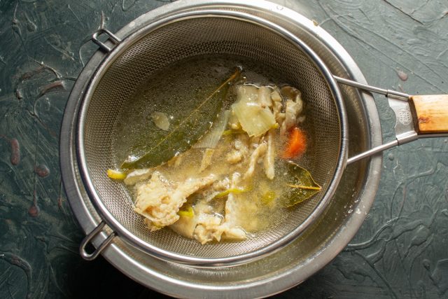 К рыбе добавляем морковку, луковицу, лавровый лист, несколько горошин перца, по вкусу солим, заливаем холодной водой
