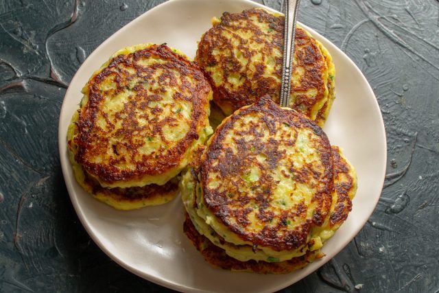 Подаём на стол тёплыми, очень вкусно со сметаной. Приятного аппетита! Подаём на стол тёплыми, очень вкусно со сметаной. Приятного аппетита!