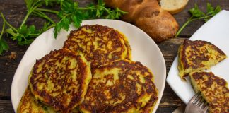 Быстрые картофельные пирожки с рыбой и зеленью