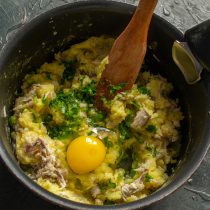 Разбиваем на картофельное пюре куриные яйца, добавляем зелень Разбиваем на картофельное пюре куриные яйца, добавляем зелень