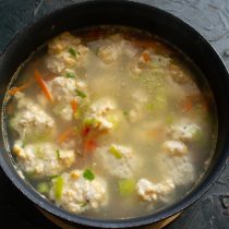Рыбный бульон с овощами солим по вкусу. Кладём в еле-еле кипящий бульон фрикадельки Рыбный бульон с овощами солим по вкусу. Кладём в еле-еле кипящий бульон фрикадельки