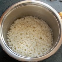Круглый рис варим отдельно. После варки плотно укутываем кастрюльку и оставляем на 10 минут