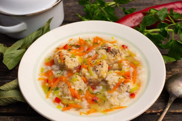 Диетический рыбный суп с фрикадельками и рисом