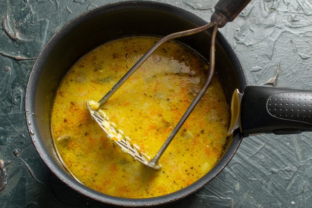 Толкушкой для картофеля разминаем суп, чтобы получилось пюре с текстурой
