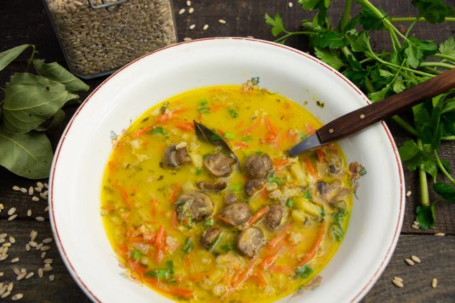 Грибной суп с шампиньонами и перловкой Грибной суп с шампиньонами и перловкой