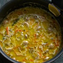 Грибной суп с шампиньонами и перловкой прогреваем на маленьком огне до кипения Грибной суп с шампиньонами и перловкой прогреваем на маленьком огне до кипения
