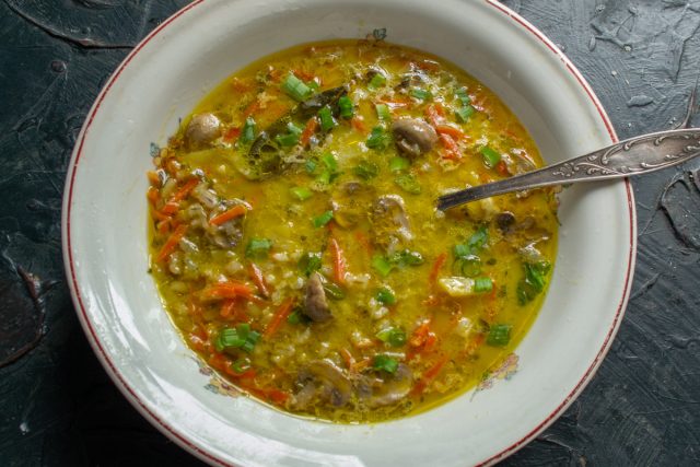 Разливаем суп в тарелки, посыпаем зелёным лучком и подаём на стол горячим. Приятного аппетита!