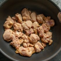 В разогретое масло кладём кусочки курицы в сухарях и обжариваем до золотистого цвета с двух сторон В разогретое масло кладём кусочки курицы в сухарях и обжариваем до золотистого цвета с двух сторон