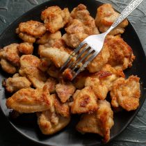 Достаём обжаренную курицу из сковороды. Сковородку мыть не нужно, в ней можно дальше готовить соус Достаём обжаренную курицу из сковороды. Сковородку мыть не нужно, в ней можно дальше готовить соус