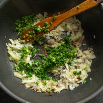 В сковороду кладём сначала чеснок имбирь, обжариваем полминуты, затем добавляем нарезанный лук и петрушку