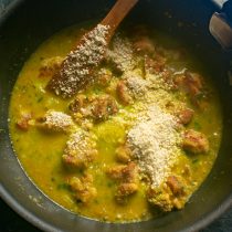 Вливаем куриный бульон. Насыпаем молотый арахис. Солим по вкусу, нагреваем до кипения Вливаем куриный бульон. Насыпаем молотый арахис. Солим по вкусу, нагреваем до кипения