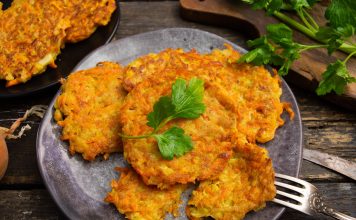 Морковные оладьи с геркулесом и луком