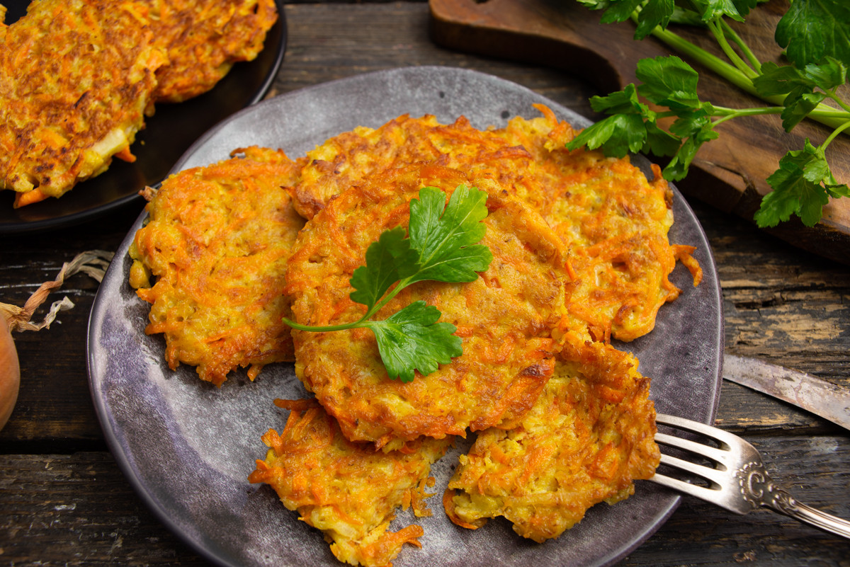 Морковные оладьи с геркулесом и луком