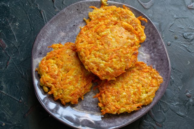 Подаём морковные оладьи с геркулесом горячими, по желанию поливаем сметаной или укропным соусом. Приятного аппетита! Подаём морковные оладьи с геркулесом горячими, по желанию поливаем сметаной или укропным соусом. Приятного аппетита!