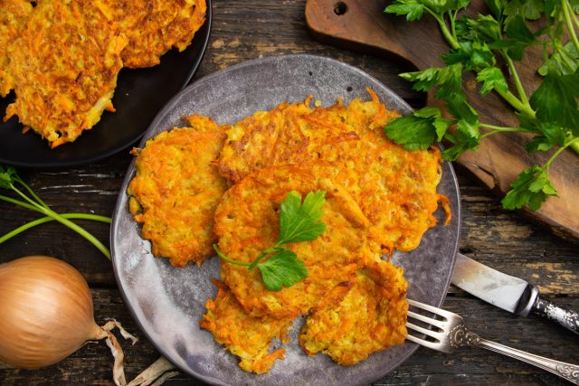 Морковные оладьи с геркулесом и луком Морковные оладьи с геркулесом и луком