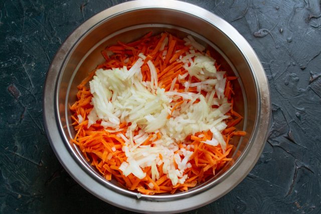 Морковь натираем на крупной овощной тёрке. Мелко режем лук и добавляем к моркови