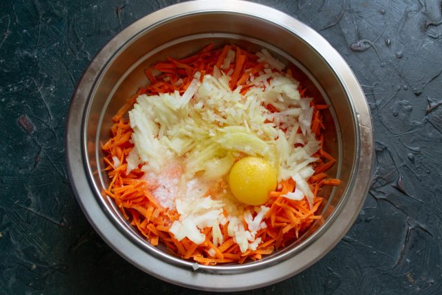 Насыпаем соль по вкусу, разбиваем куриные яйца Насыпаем соль по вкусу, разбиваем куриные яйца