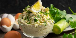 Простой и вкусный яичный салат с луком