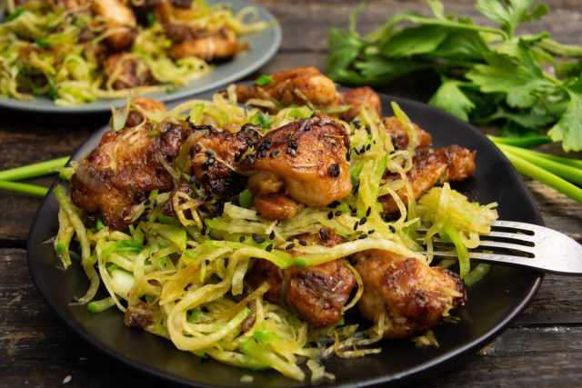 Салат из жаренной курицы с зелёной редькой Салат из жаренной курицы с зелёной редькой