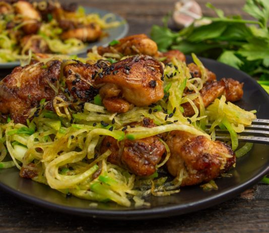 Салат из жаренной курицы с зелёной редькой