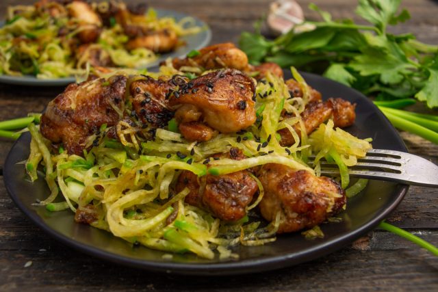 Салат из жаренной курицы с зелёной редькой
