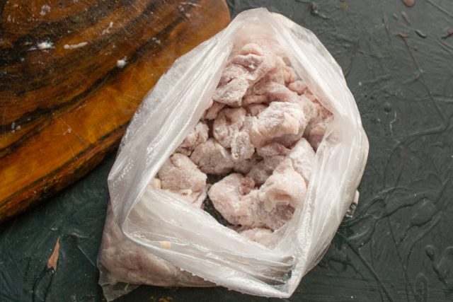 В пакет насыпаем пшеничную муку и кладём курицу. Завязываем мешок узлом и встряхиваем, пока кусочки курицы не покроет панировка В пакет насыпаем пшеничную муку и кладём курицу. Завязываем мешок узлом и встряхиваем, пока кусочки курицы не покроет панировка