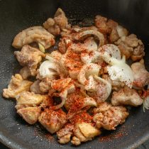 Измельчаем зубчики чеснока. К обжаренной курице бросаем лук и чеснок, насыпаем красный перец Измельчаем зубчики чеснока. К обжаренной курице бросаем лук и чеснок, насыпаем красный перец