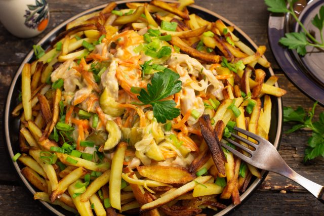 Салат с жареной морковью, курицей и картофелем Салат с жареной морковью, курицей и картофелем