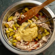 Режем толстыми кружочками маринованные огурцы, добавляем к остальным ингредиентам. Готовим соус Режем толстыми кружочками маринованные огурцы, добавляем к остальным ингредиентам. Готовим соус