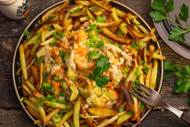 Салат с жареной морковью, курицей и картофелем