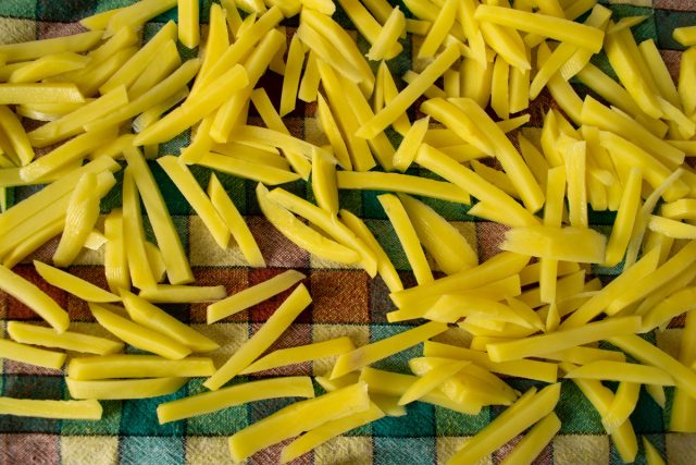 Картофель чистим от кожуры, нарезаем брусочками. Нарезанную картошку заливаем холодной водой. Тщательно промываем картофель, смываем крахмал. Затем высушиваем наши брусочки на полотенце Картофель чистим от кожуры, нарезаем брусочками. Нарезанную картошку заливаем холодной водой. Тщательно промываем картофель, смываем крахмал. Затем высушиваем наши брусочки на полотенце