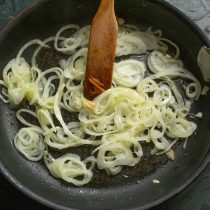 Репчатый лук нарезаем тонкими кольцами. Достаём морковь из сковородки и кладём лук Репчатый лук нарезаем тонкими кольцами. Достаём морковь из сковородки и кладём лук