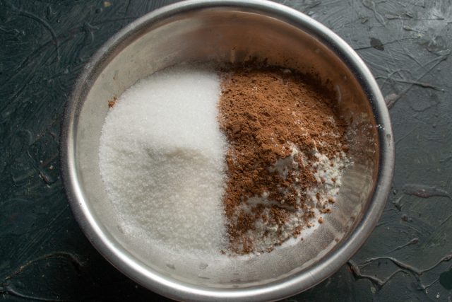 Смешиваем пшеничную муку, соду и разрыхлитель теста. Добавляем специи, сахарный песок, порошок какао и корицу